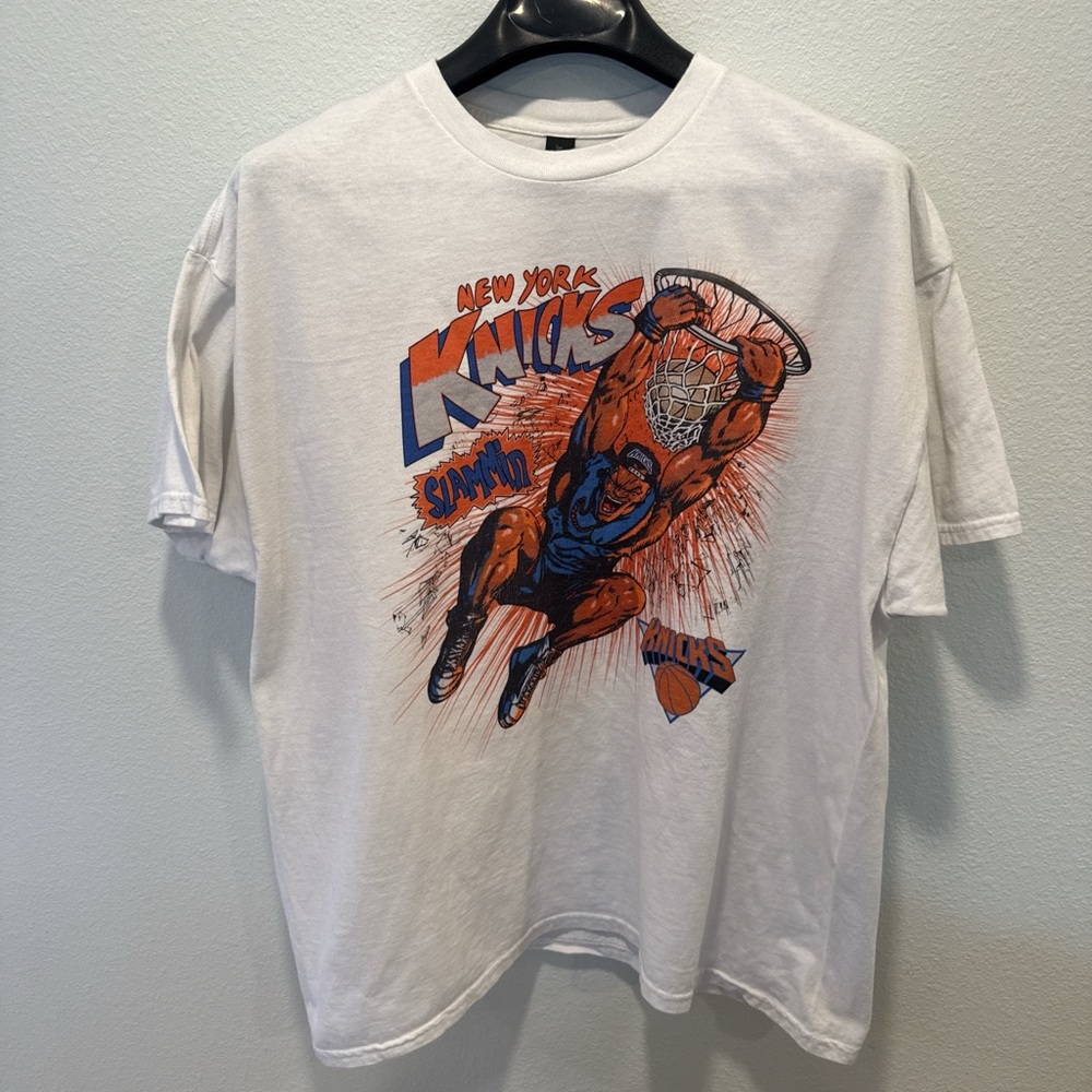 EXCELLENT CONDITION Retro Slammin’ NY Knicks tee — size XL — 90s graphic 🧡🏀💙